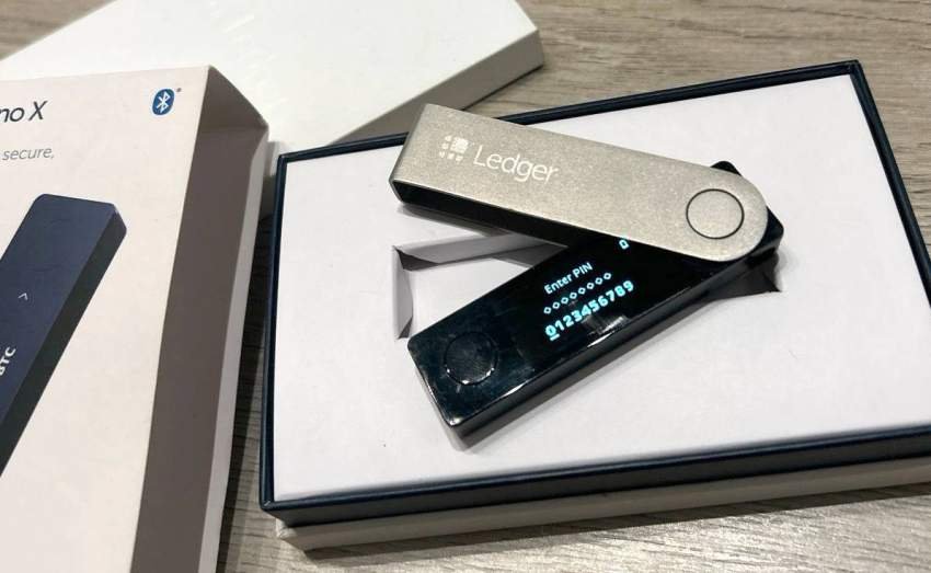 Eingeschaltetes Ledger Nano X Hardware Wallet